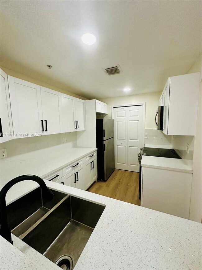 Building Photo - 6630 NW 114th Ave