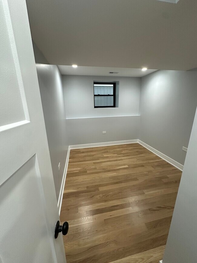 Building Photo - 2046 W Moffat St