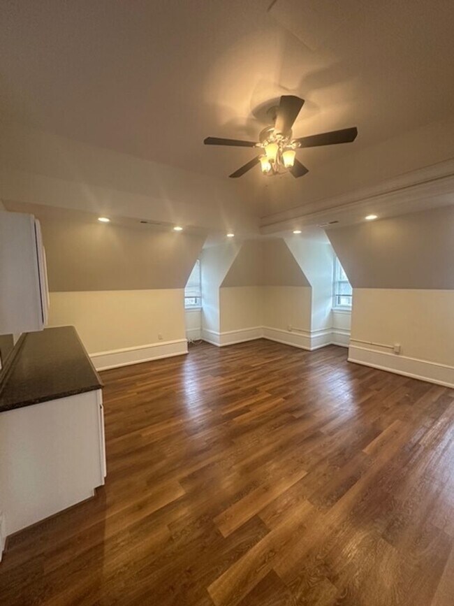 Building Photo - 15 Strathallan Park