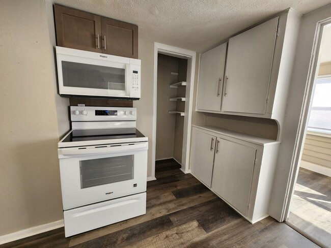 Building Photo - Spacious 3-Bedroom, 1-Bathroom Home AVAILA...