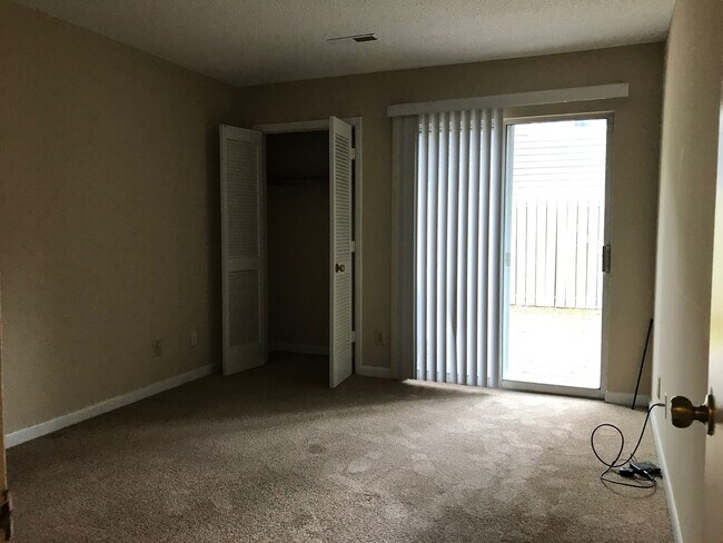Building Photo - Quiet 2 story condo super close to the beach!