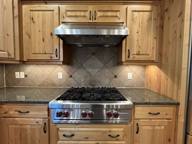 Building Photo - Luxury 5 Bedroom Home with Soaking Tub, Chef’s Kitchen & Expansive Primary Suite