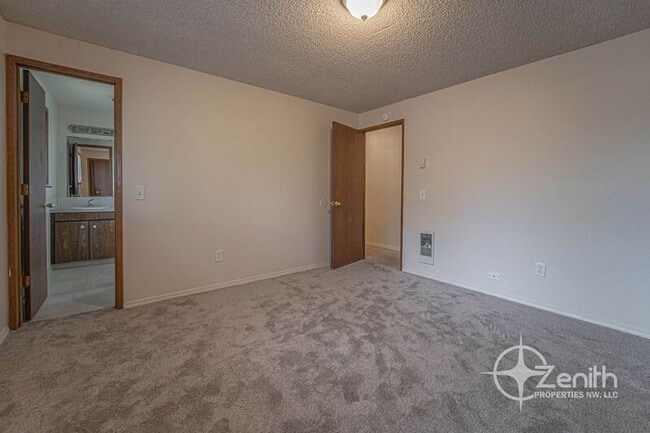 Building Photo - 3020 NE 78th Ave