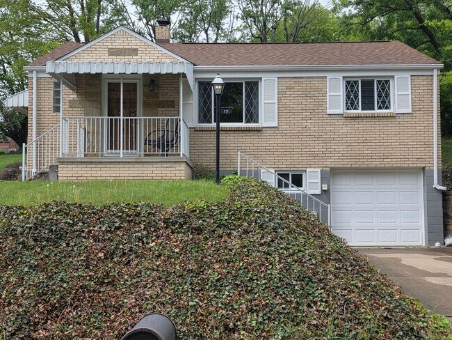 Building Photo - 3 Bed 1 Bath in Coraopolis, PA