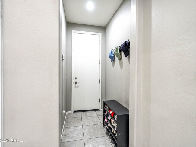 Building Photo - 761 W Desert Hollow Dr