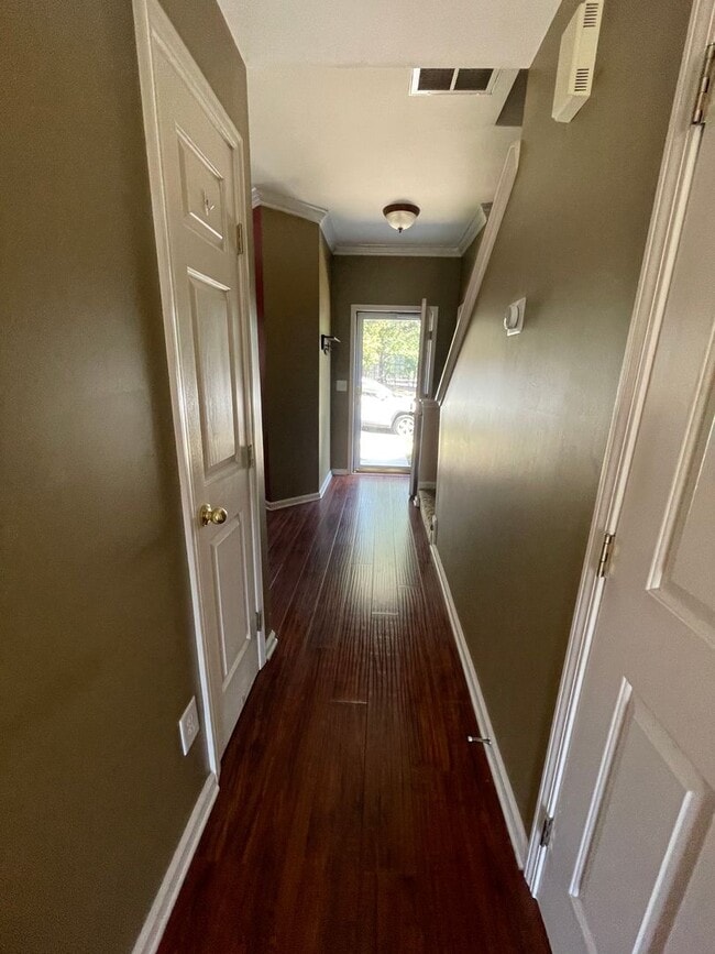 Building Photo - Hadley Commons 2 Bedroom 2.5 Bath Townhome Minutes from Bridgeway Station !!