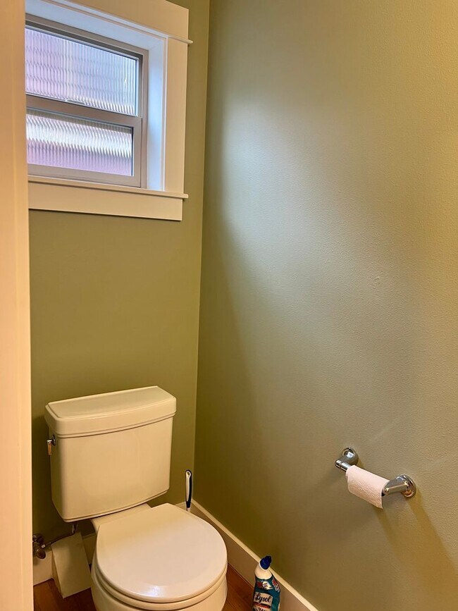 Building Photo - Available 1/0! Cozy townhouse in the Mt Baker neighborhood.