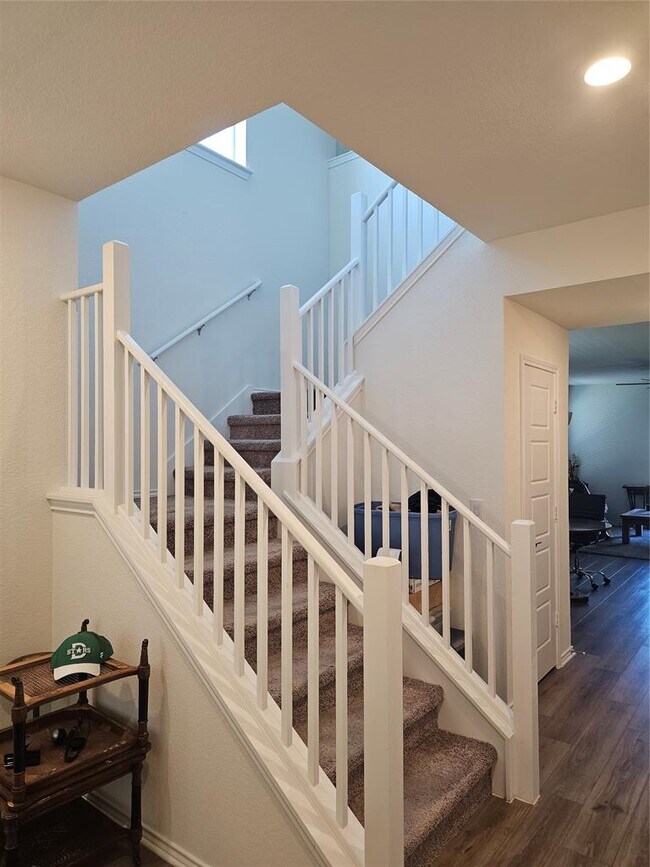 Building Photo - 210 Summit Dr