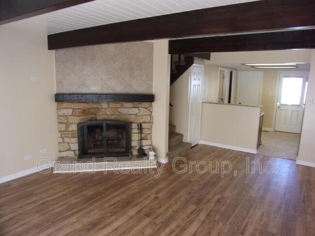 Building Photo - 337 Meadow Green Ln