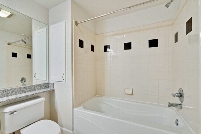 Building Photo - Large 2BR/2BA Condo with Spacious Balcony ...