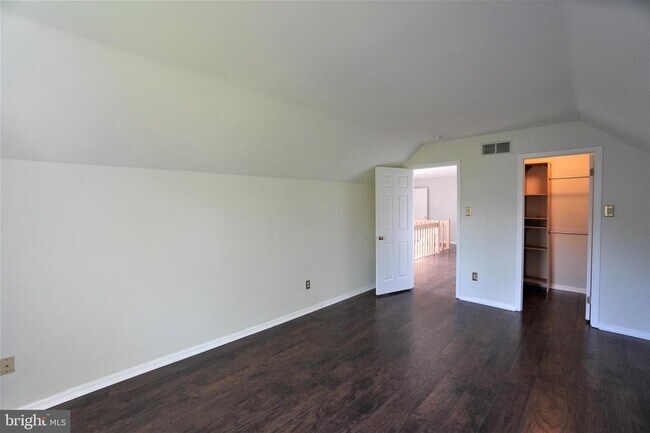 Building Photo - 104 Hidden Creek Dr