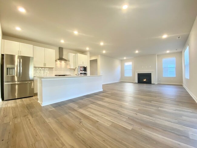 Building Photo - “Modern comfort meets Murfreesboro charm —...
