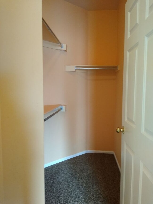 Building Photo - Super 2 Bedroom 2 Bath Townhome with 2 Car Garage Near Aurora Hills Golf Course