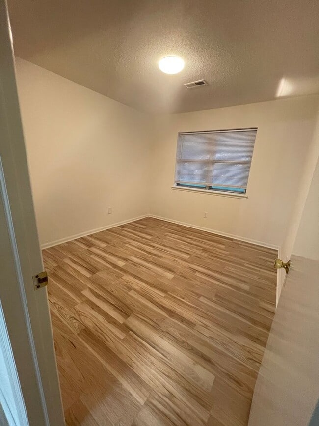 Building Photo - 3 bed - 1 bath - HUGE backyard