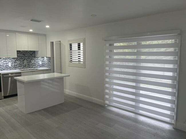 Building Photo - 6004 NW 38th St