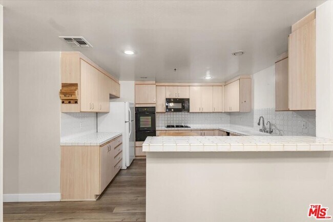 Building Photo - 5350 White Oak Ave