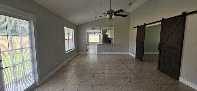 Building Photo - Charming 3-Bedroom Home in Deland – Water and Lawncare Included!