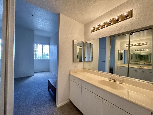 Building Photo - 2601 S Broadmoor Dr
