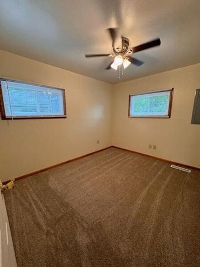 Building Photo - 489 S Edgehill Ave