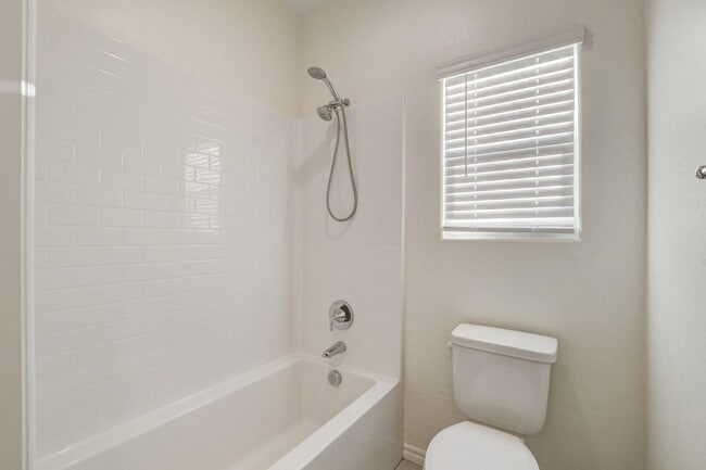 Building Photo - 4 Bedroom Townhouse in Tule Springs