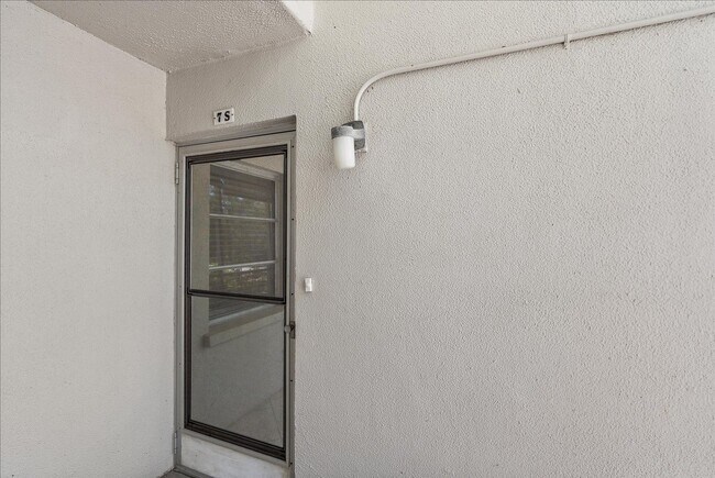 Building Photo - Beautifully updated 2 bed/2 bath located c...