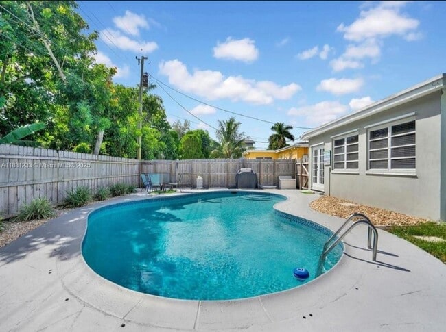 Building Photo - 6930 SW 12th St