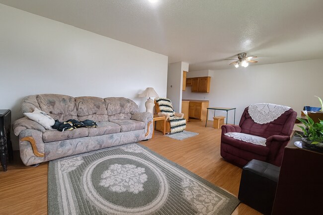 Building Photo - One level living w/ Attached Garage Available July!