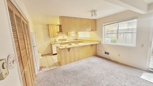 Building Photo - Charming 3-Bedroom 1.5 Bath Apt in Prime B...