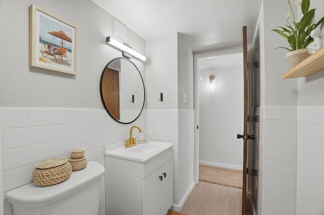 Building Photo - 35th Floor Downtown Denver Condo | 1 Bed | Private Balcony | Mountain Views