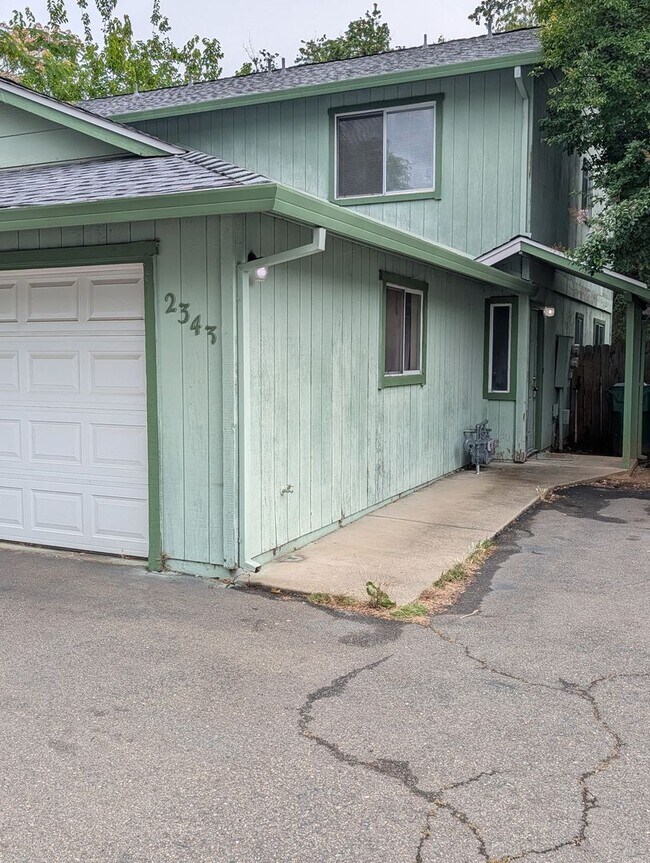 Building Photo - Newly remodeled Townhouse