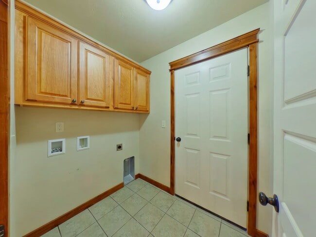Building Photo - PET FRIENDLY! Beautiful 3 bedroom 2 1/4 bath townhouse in 4 Corners! Fenced backyard!