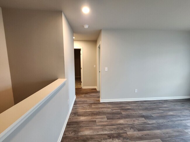 Building Photo - 5 Bedroom 3 Bath 2 Car Garage in Forsyth C...
