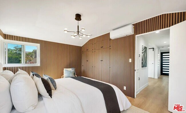 Building Photo - 418 N Bowling Green Way