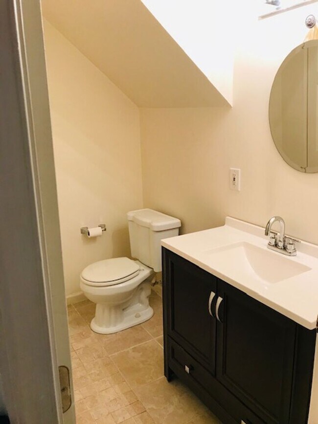 Building Photo - 2 Bed 2.5 Bath row house located just a short distance from RFK stadium in NE Washington, DC.
