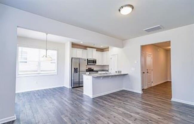 Building Photo - Spacious 3/2 Available On October 1st!