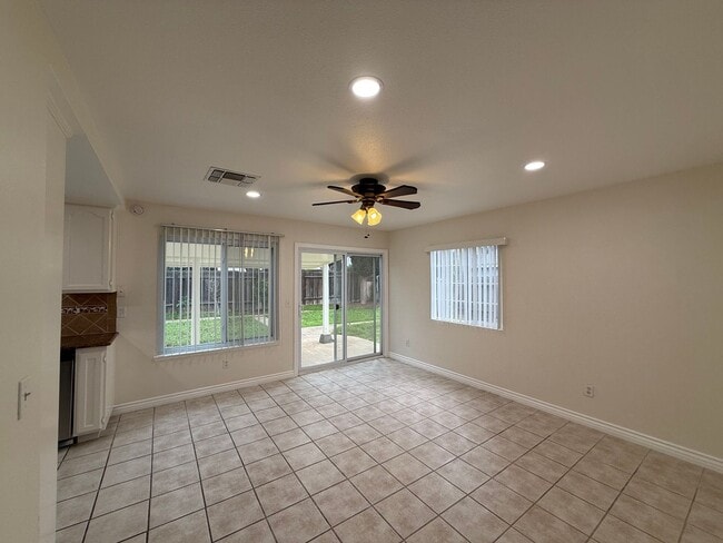 Building Photo - 4 Bedroom | 2.5 Bathroom | Single Family Home in Rosemont Available Now