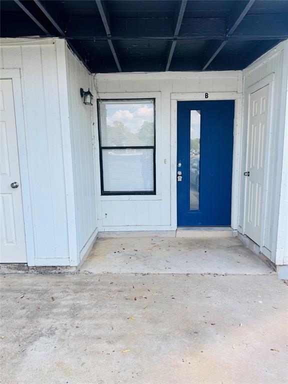 Building Photo - 2201 Leah Cove