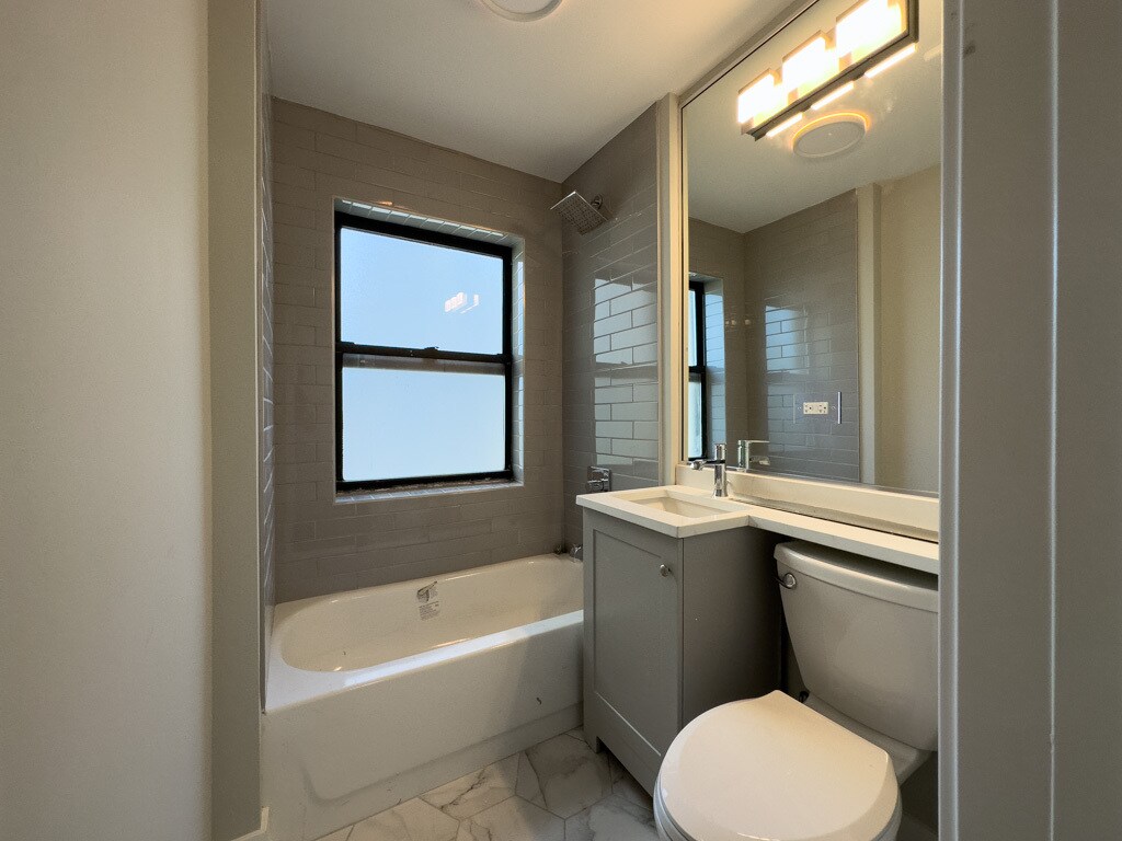 Building Photo - 545 W Belmont