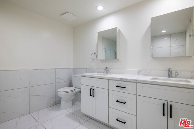 Building Photo - 4444 Wilshire Blvd