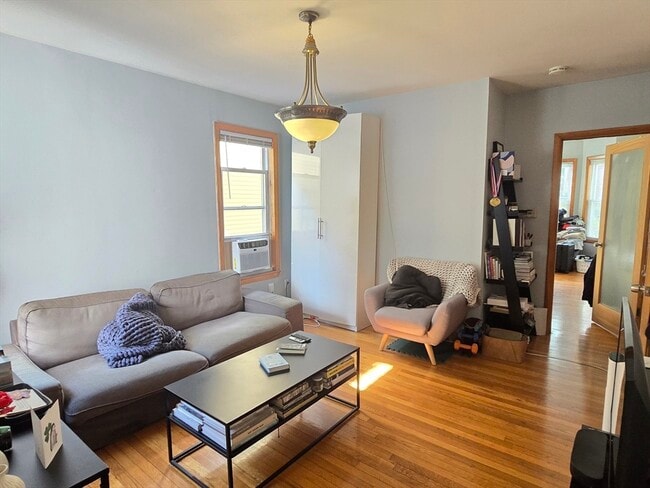 Building Photo - 28 Bardwell St