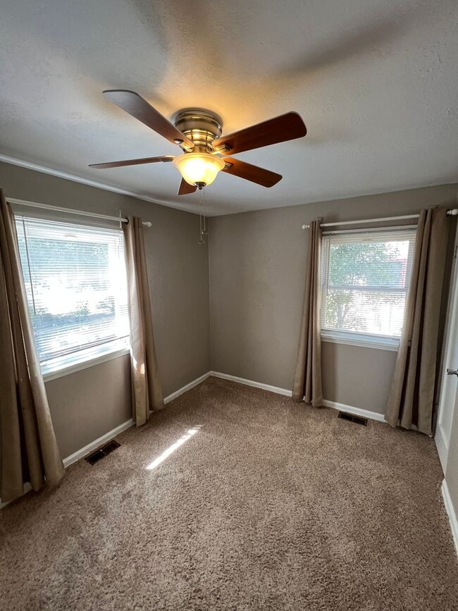 Building Photo - Cute East Denver Bungalow