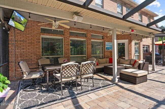 Building Photo - Fully Furnished Home