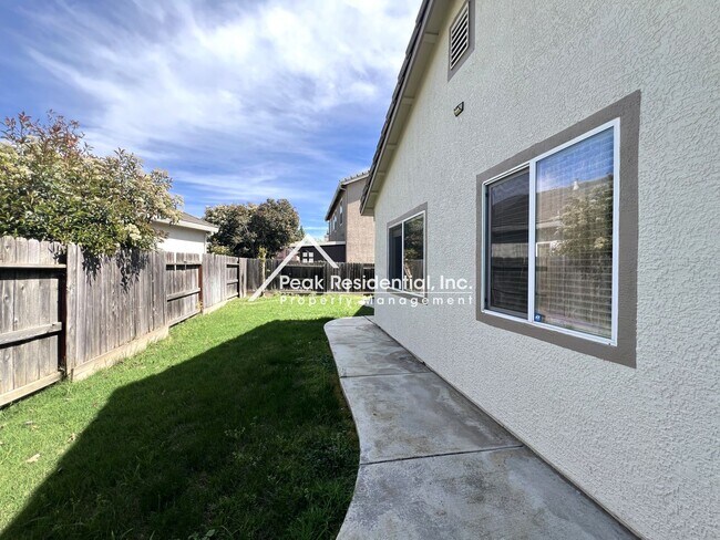 Building Photo - Very Nice 3bd/2ba Elk Grove Home with 2 Car Garage