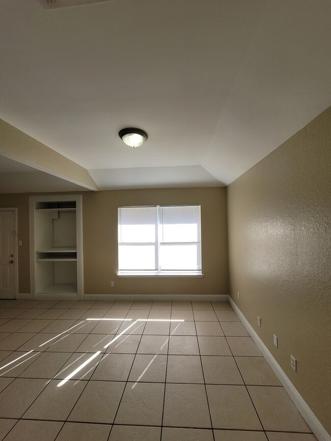 Building Photo - MOVE IN SPECIAL!!!! Cedar Hill home featur...