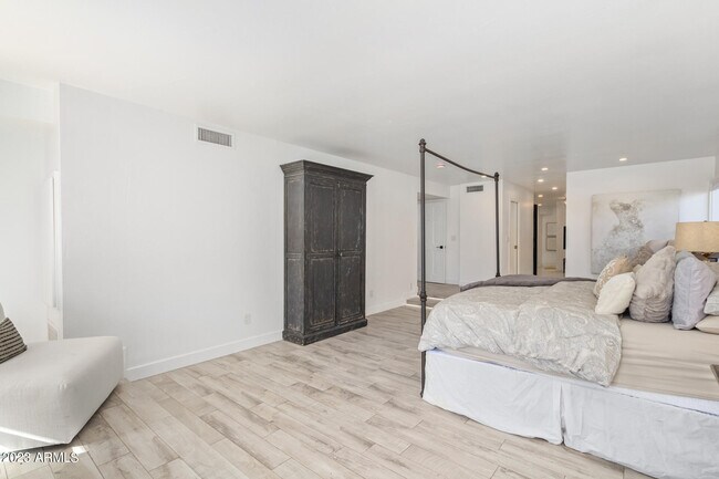 Building Photo - 4450 E Camelback Rd