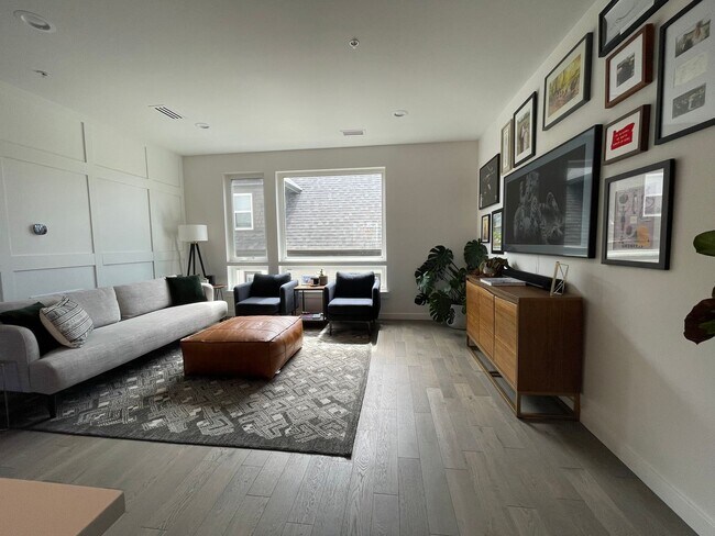 Building Photo - Modern 2BR + Office Townhome with Rooftop Deck in Prime Sunnyside/Highlands Location