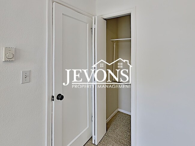 Building Photo - Discover the warmth of this lovely single-family home in the heart of Seattle