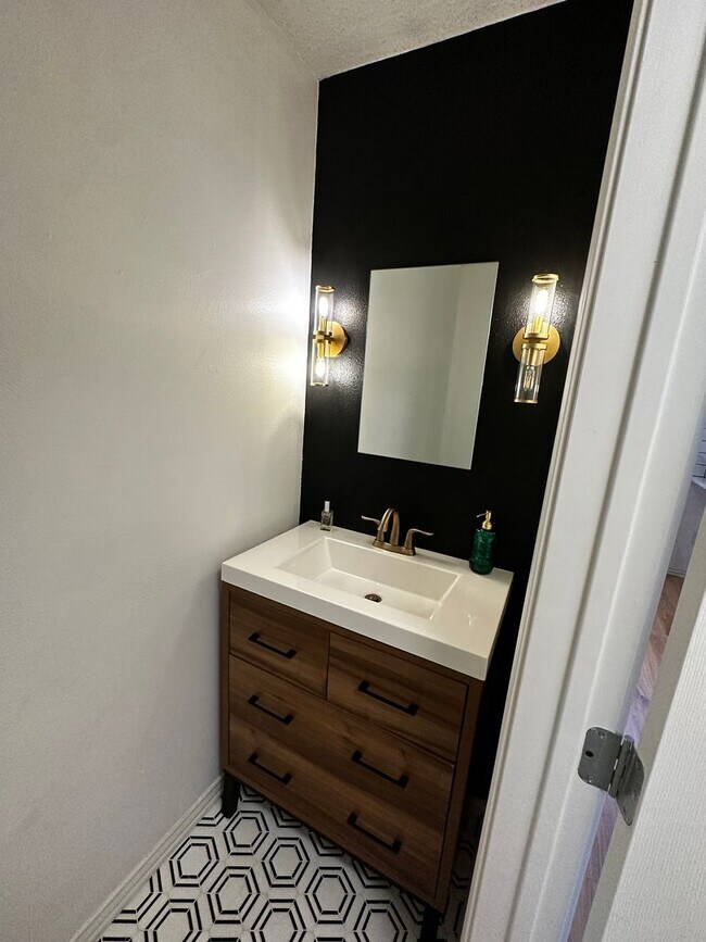 Building Photo - Furnished 2/2.5 Condo Blocks from Baylor Campus!