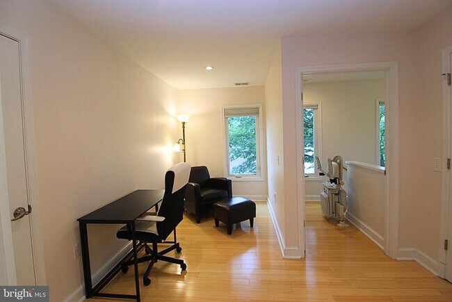 Building Photo - 4614 Roxbury Dr