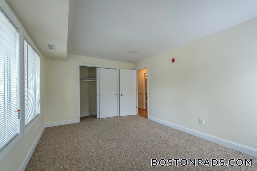 Building Photo - 10 Westgate Dr